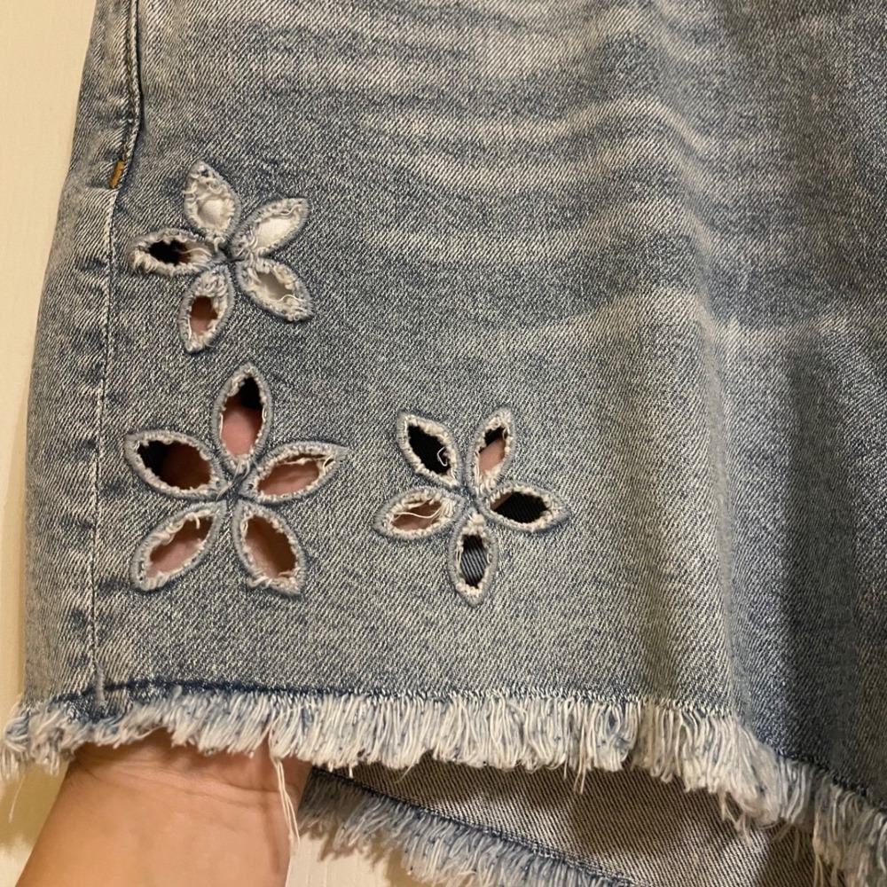 Driftwood Goldie Floral Eyelet Cutout Denim Shorts Light Wash Raw Hem 33 NEW - Picture 5 of 9